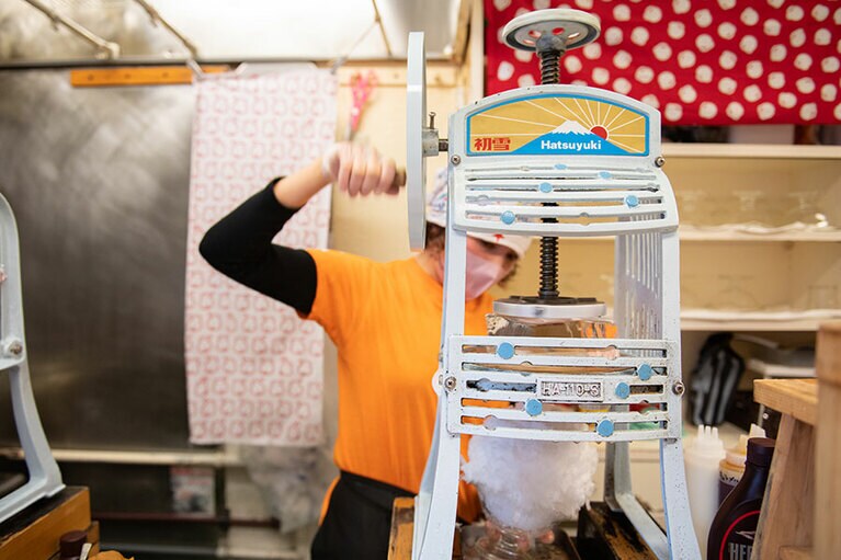 電動式ではなく手動式氷削機で削るかき氷には、「一生懸命つくられたもののおいしさと感動を伝えたい」との想いも。