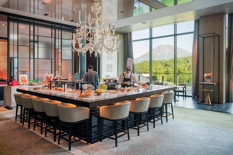 パーク ハイアット ニセコ HANAZONO［北海道／花園温泉］オールデイダイニングの「ザ・ラウンジ」では、アフタヌーンティーやランチ、ディナーを景観とともに。