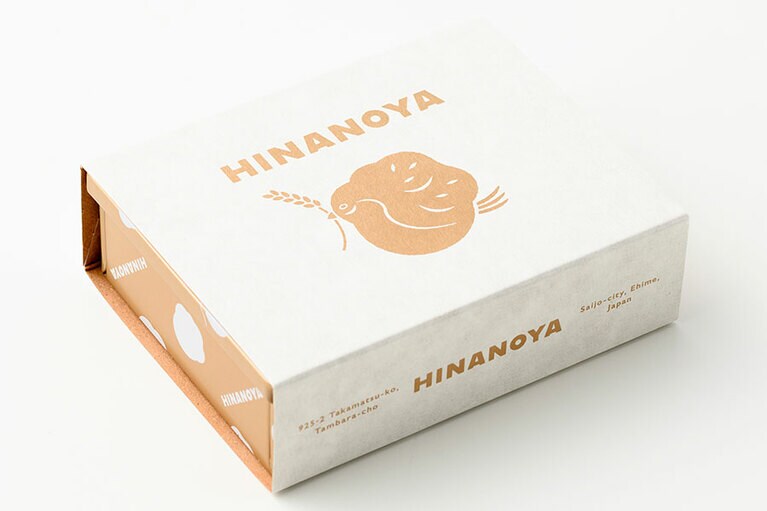 大きく描かれたひなスズメがポイント。