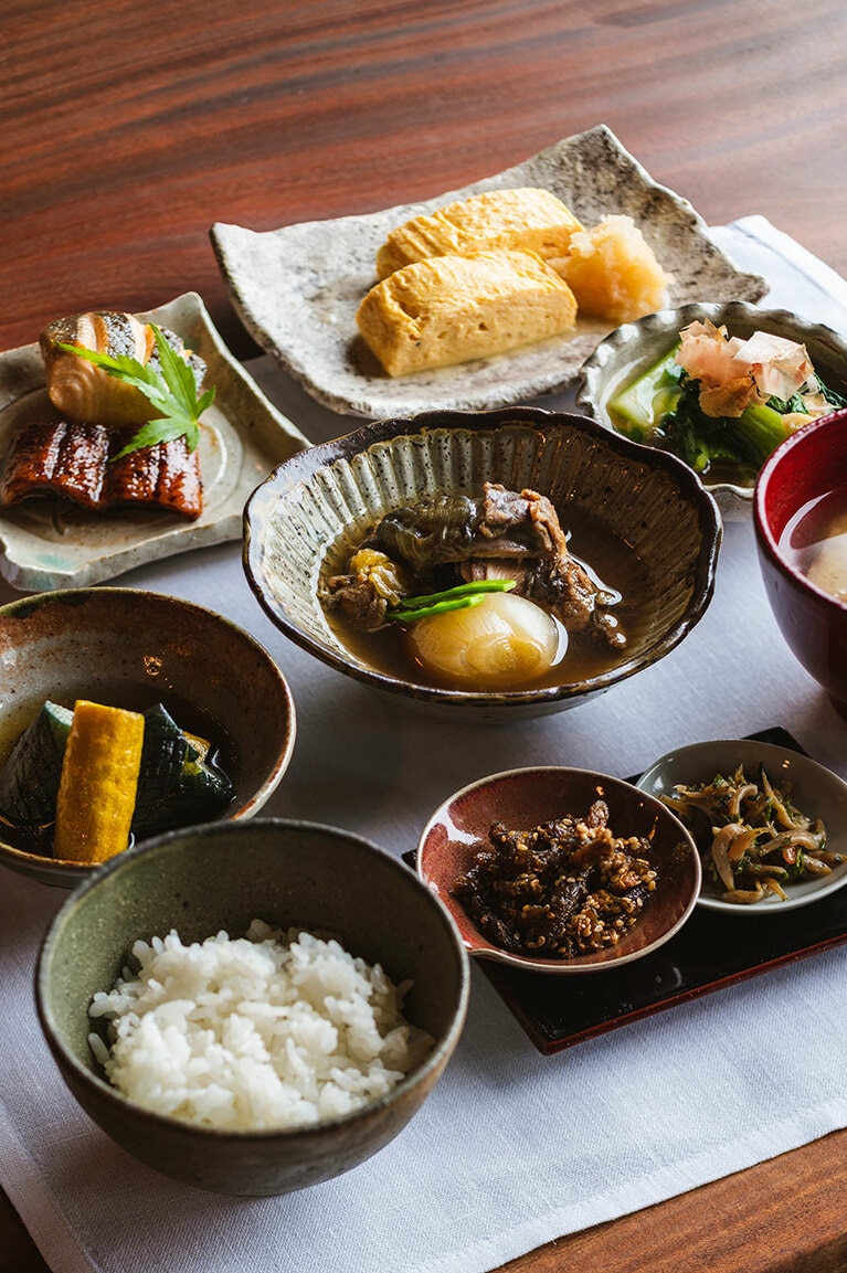 朝食は地元「のんきぃふぁーむ」の無農薬米、ビワマス塩焼き、安曇川のふもとで育った鶏の卵を使った出汁巻き卵、すっぽんと新玉ねぎの薬膳炊き合せなど。