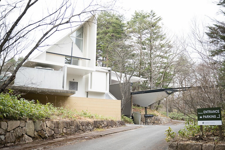 森の中にたたずむ幾何学デザインの建物が目印。