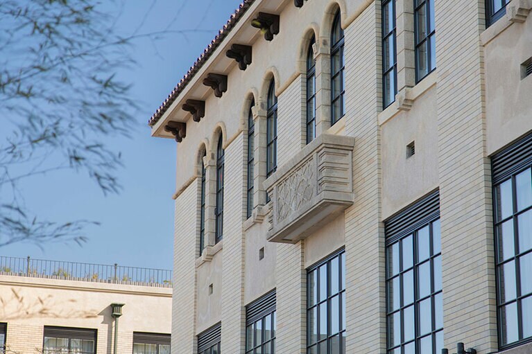 最上階のアーチ形の窓や赤いスパニッシュ瓦は昭和8年当時、モダンと言われていた建築様式。