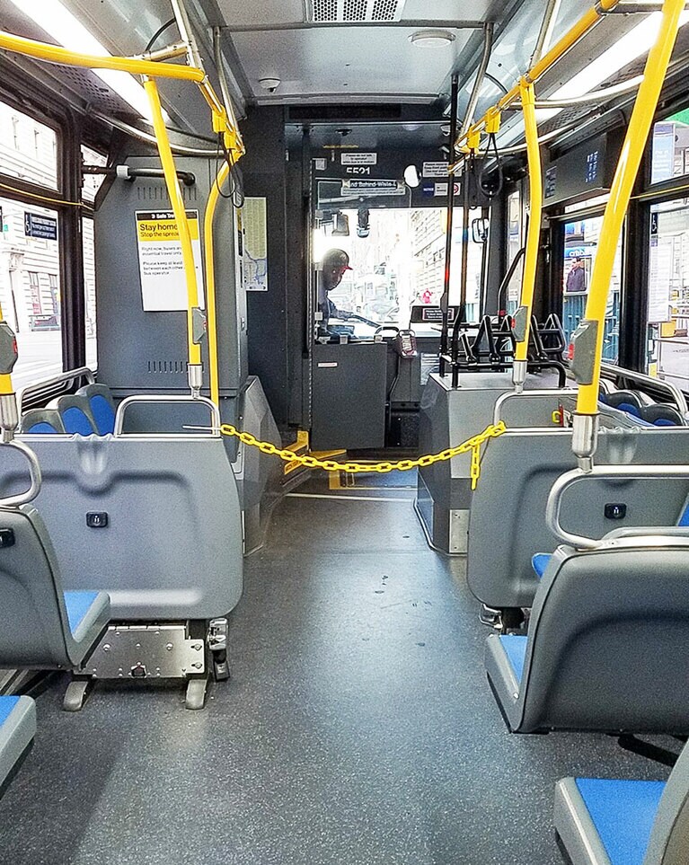 ニューヨーク市営バスは運賃無料になり、運転手がソーシャル・ディスタンシングができるように、黄色いチェーンが張られて距離を保っている。Photo：Mari Ueno