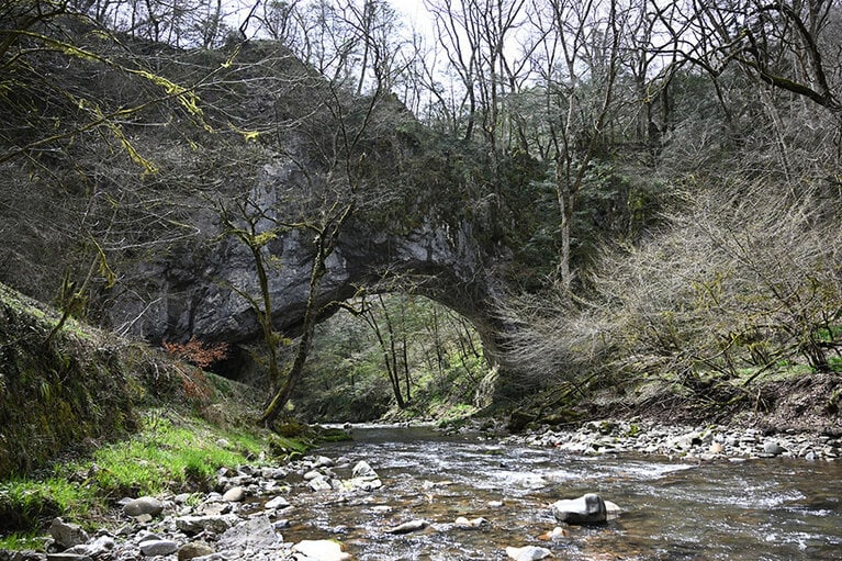 世界三大天然橋のひとつにも数えられる雄橋。帝釈峡の北部エリア、上帝釈にあり、国の天然記念物にも指定されている。