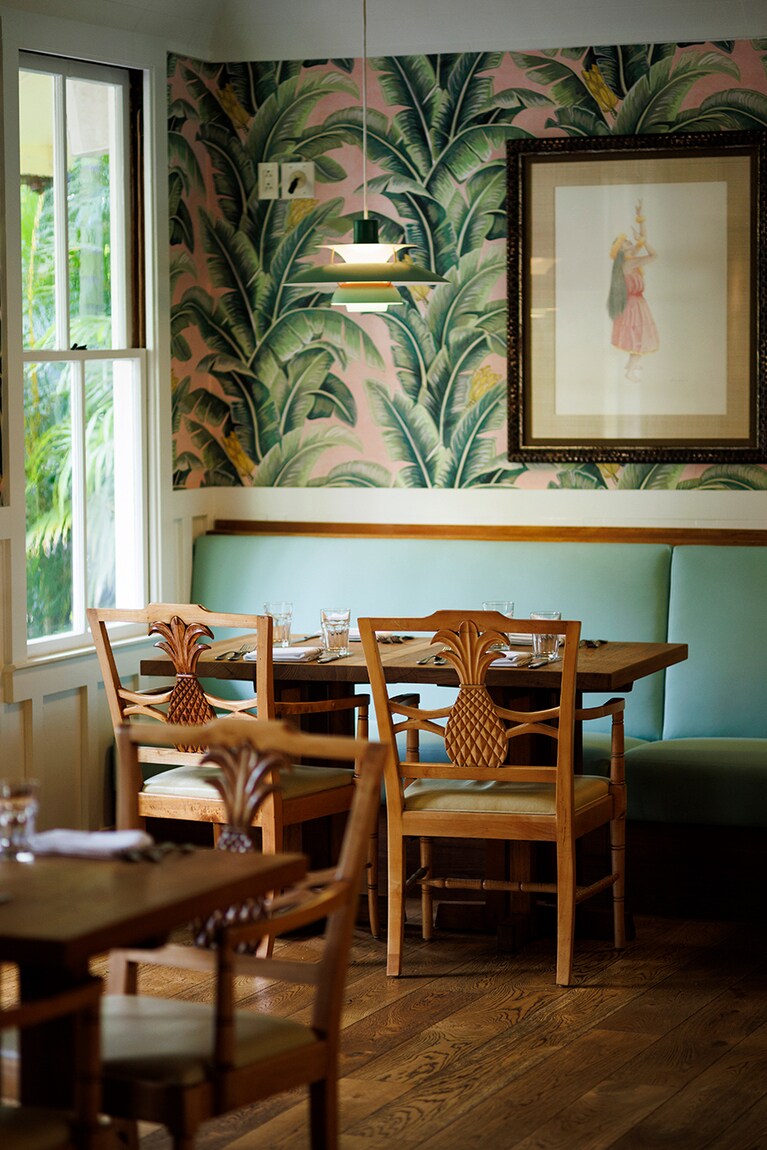 「ラナイ・シティ・バー＆グリル」の椅子の背もたれや壁紙は、パイナップルがモチーフ。