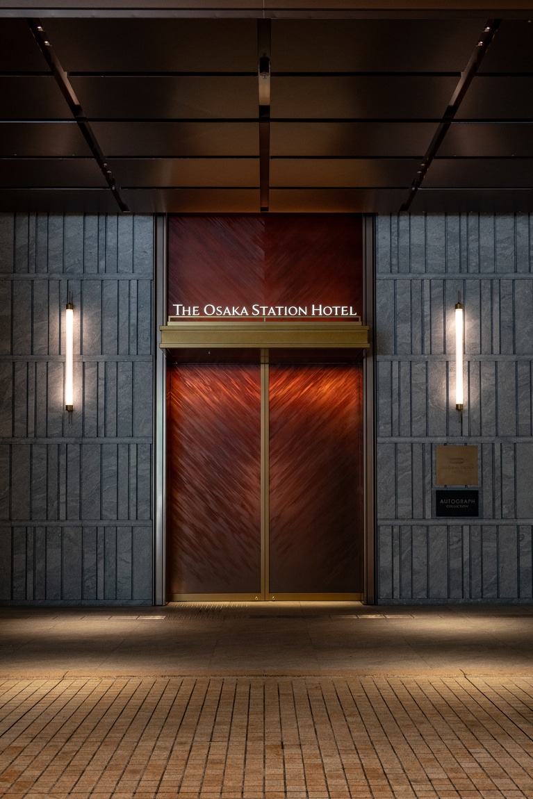 【Arrival】11:50 エントランスに到着。初代大阪駅舎の赤レンガをモチーフにした扉が開くと、周囲の喧噪が噓のような静寂の世界が広がります。