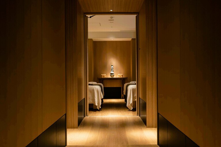 スパで身も心もとろけるトリートメントを。