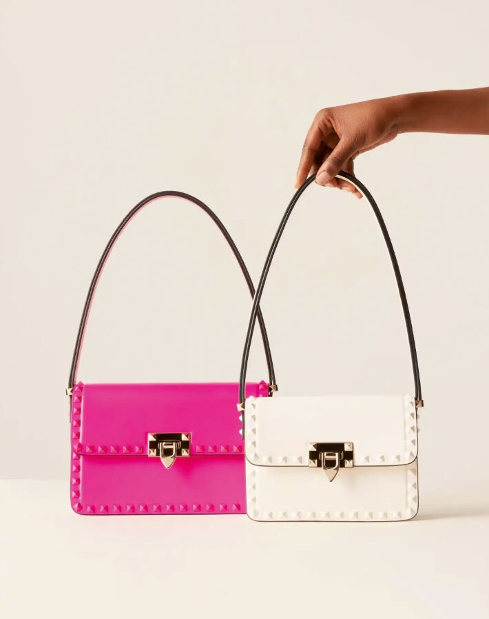 ショルダー（ミディアム）H13×D23×D9cm 368,500円（ピンクは参考色）、ショルダー（スモール）H12×W18.5×D8cm 332,200円／ヴァレンティノガラヴァーニ（ヴァレンティノ インフォメーションデスク）