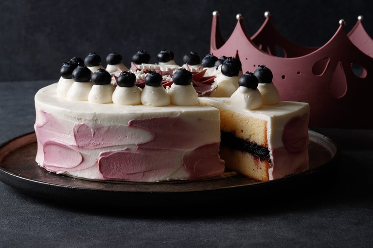 切り分けるときはチョコレートの王冠をはずして。