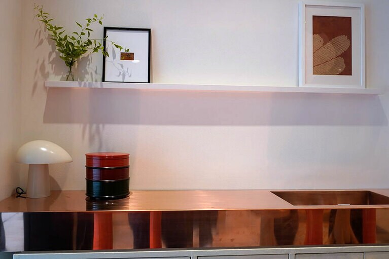 コッパ―（銅）の柔らかなアクセントにより温かみのある趣きが感じられる。