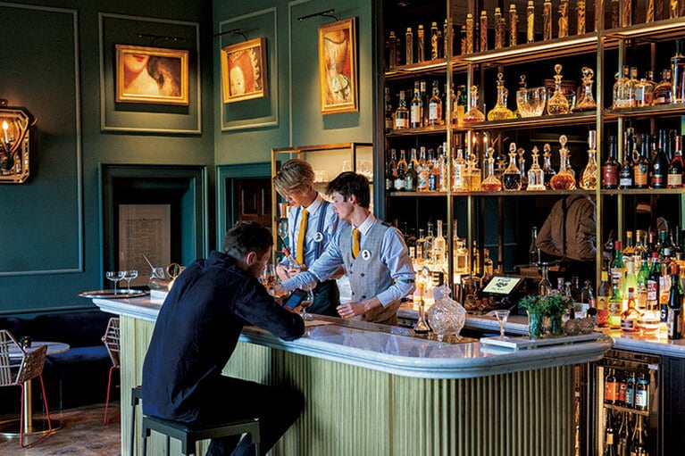 バーでは敷地内で収穫したハーブ類を使ったカクテルを。