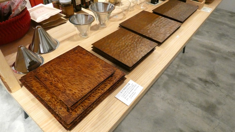 お茶菓子などを置くのにもぴったり。左がクルミのトレイ、右がヒノキのトレイ。