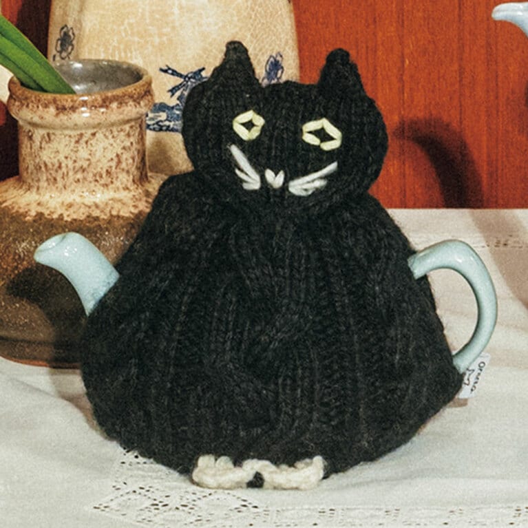 オルネコ・ポットカバー W15×H20cm 5,500円、Price＆Kensingtonティーポット3,740円／オルネ ド フォイユ