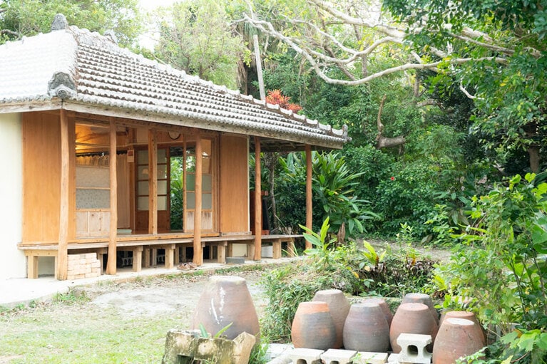 築100年以上経つ、自然に囲まれた古民家。2021年9月にリフォームが完了し、現在は貸しスペースとして利用されている。毎週日曜日には、マキノコーヒーによる古民家カフェ「一思庵」も開催。