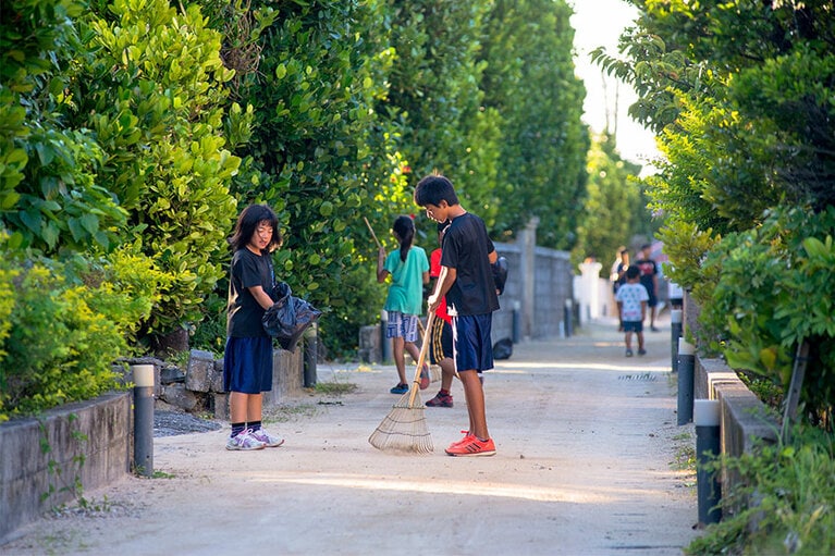 大正期から続く、子供たちの朝のおつとめ「朝起き会」。©渡名喜島