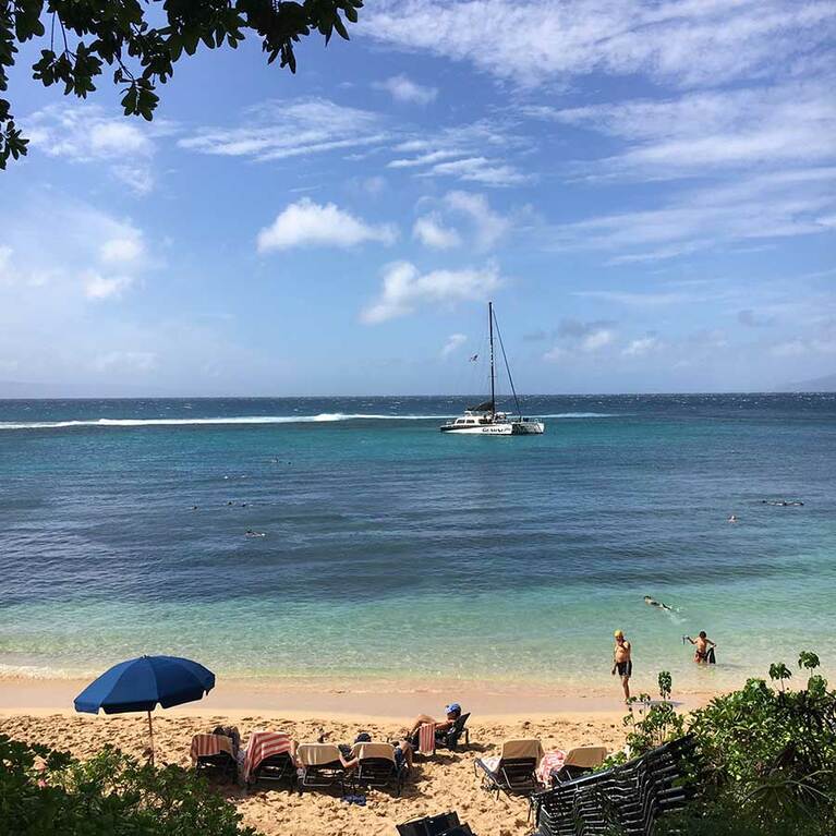 ほっこり落ち着けると同時に洗練された雰囲気も持つ、なんとも魅力的なビーチが多いマウイ。ここはマウイ北西にある高級リゾート「モンタージュ」の目前に広がるカパルア ベイ。