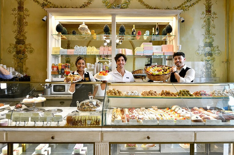 3代目のアントニオ・コスタさん（中央）とスタッフのみなさん。伝統菓子はもちろん、グラニータやジェラートも美味。