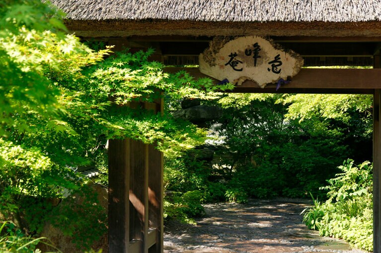 茅葺き門がゲストをお迎え。