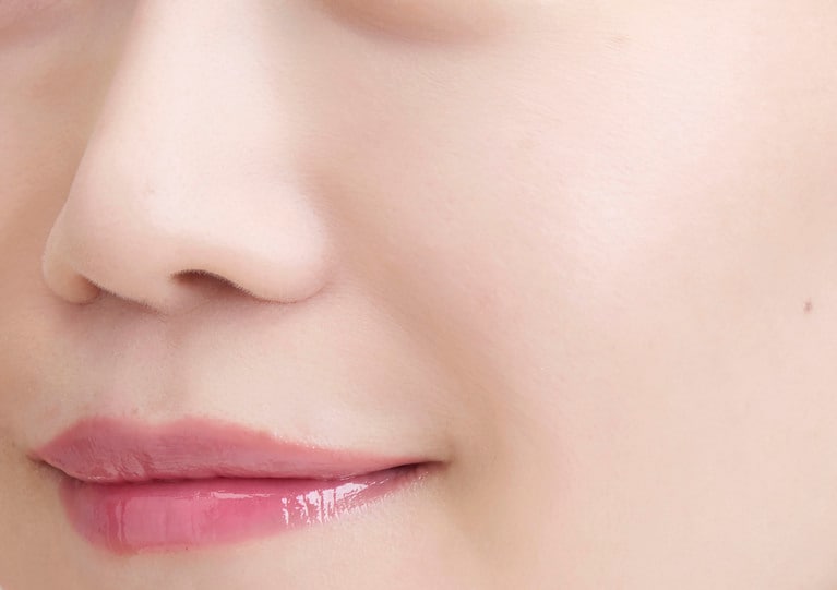 トーンアップとツヤは増すけれど、白浮きには見えない仕上がりに。