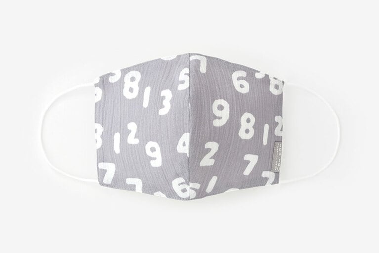 高島縮 テキスタイルマスク(Mサイズ)／SO-SU-U昆 薄墨色〈タテ約13cm×ヨコ約10cm(半面)〉480円(予約注文受付中)／SOU・SOU