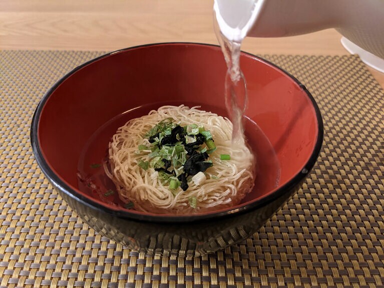 沸騰したお湯約250mlを麺が完全に浸かるまでかけます。