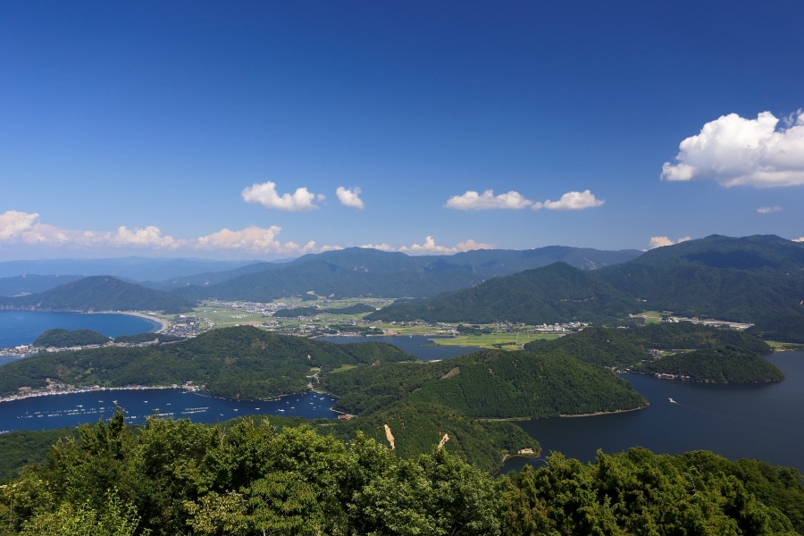 山と湖、そして日本海が織りなす穏やかな絶景、三方五湖。レインボーライン山頂公園から一望に。©若狭美浜観光協会