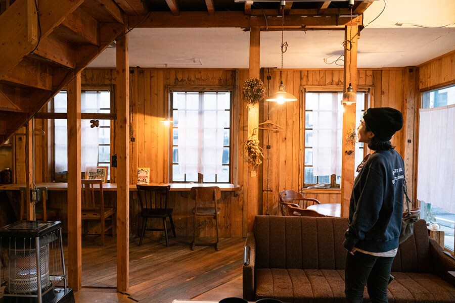 落ち着いた雰囲気のカフェスペース。木製の窓サッシは建築当時のまま。