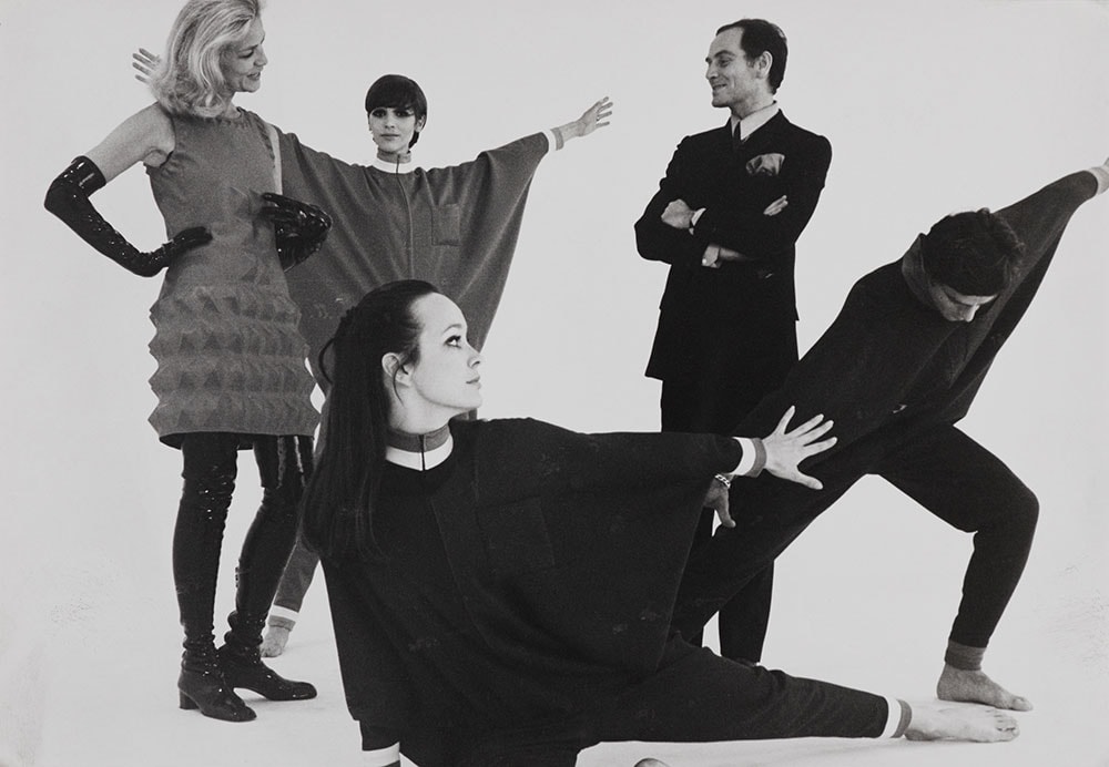 女優ローレン・バコールと、「Bacall and the Boys」のセットで。Pierre Cardin and Lauren Bacall with models on the set of Bacall and the Boys, 1968. (Photo: Yoshi Takata. Courtesy of Archives Pierre Cardin.©Archives Pierre Cardin)