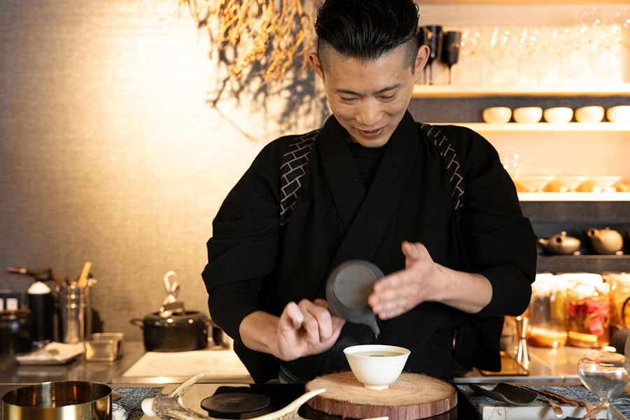 オーナーシェフの田中俊大さん。主役のお茶とデザートを引き立てるべく、千利休に倣って黒い着物を着用。