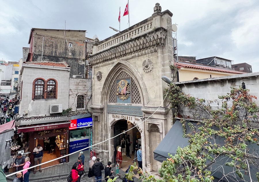 入り口は24カ所ある。こちらは「ヌルオスマニエ・モスク」の前にあるヌルオスマニエ門。オスマン帝国時代の国章が飾られている。