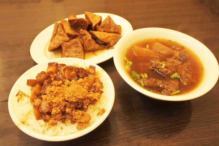 1品1品がボリューミー。数人でシェアしながらがおすすめ。左から魯肉飯(小・25元)、油豆腐(35元)、排骨酥湯(50元)。