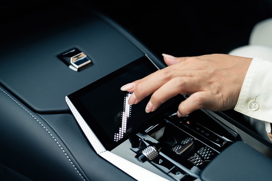 手元の小さなスクリーン「DSスマートタッチ」は、指を滑らせてタスクが実行できるショートカットキーになる。