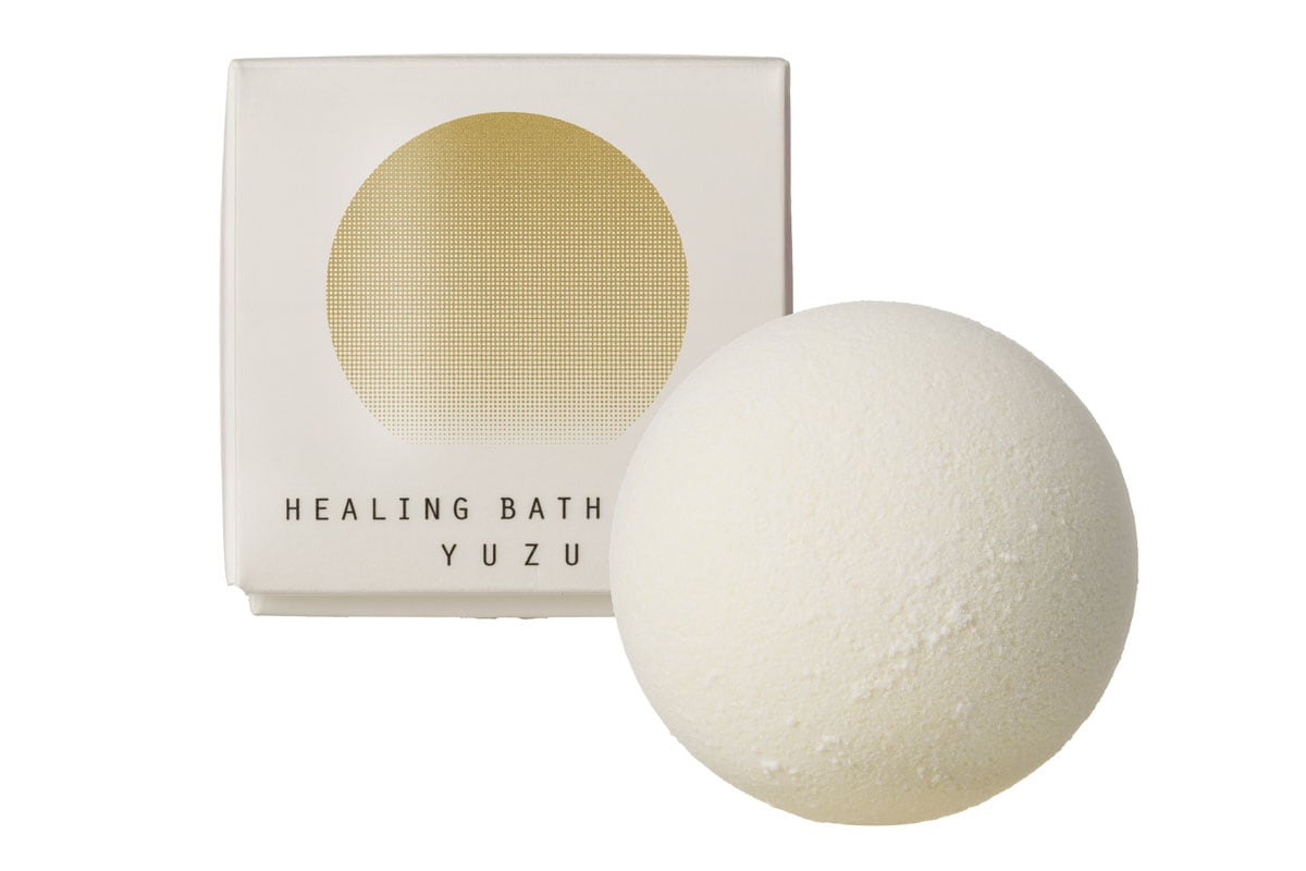 冬至から着想を得たYuzu〈ユズ〉シリーズの中の1品。きめ細かい泡が全身を包みこむ感触を楽しめる炭酸バスボール。ゆずとオレンジにローズマリーが加わった、さわやかだけどあたたかみもある香りが気分をリフレッシュ。サンゴ由来の天然鉱物、サンゴライトはカルシウムやマグネシウムを含み、肌のうるおいをサポートする。オサジ ヒーリング バスボール Yuzu〈ユズ〉 1個 1,650円／OSAJI（12月3日数量限定発売）