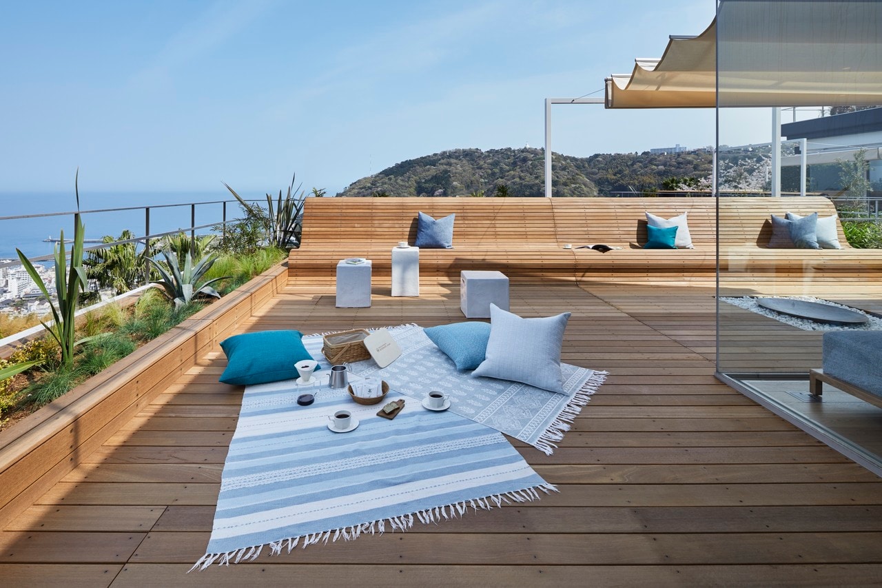 「テラスリビングススイート」は広々としたL字型のウッドデッキ付き。