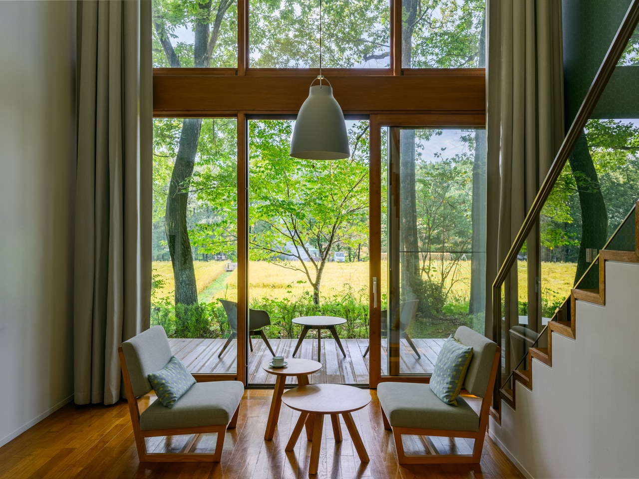 田んぼに面した「本館デラックスメゾネット」。