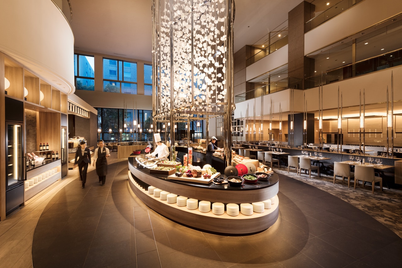 オールデイダイニング「インプレイス3-3」で開催中。スイーツのほか、8種のセイボリーと12種のドリンクも用意。3月12日～の第２弾は「Journy to Nostalgia」がテーマ。昭和レトロのあたたかあみやヨーロッパのクラシカルな気品に現代的なエッセンスを融合させたスイーツ全16種が登場。