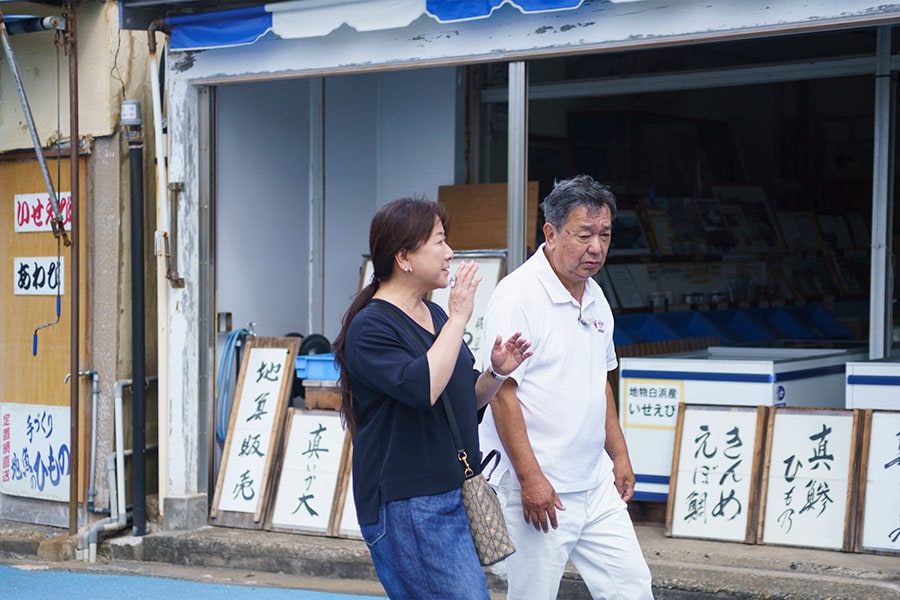 野島漁港の周辺には多くの海産物土産店がある。