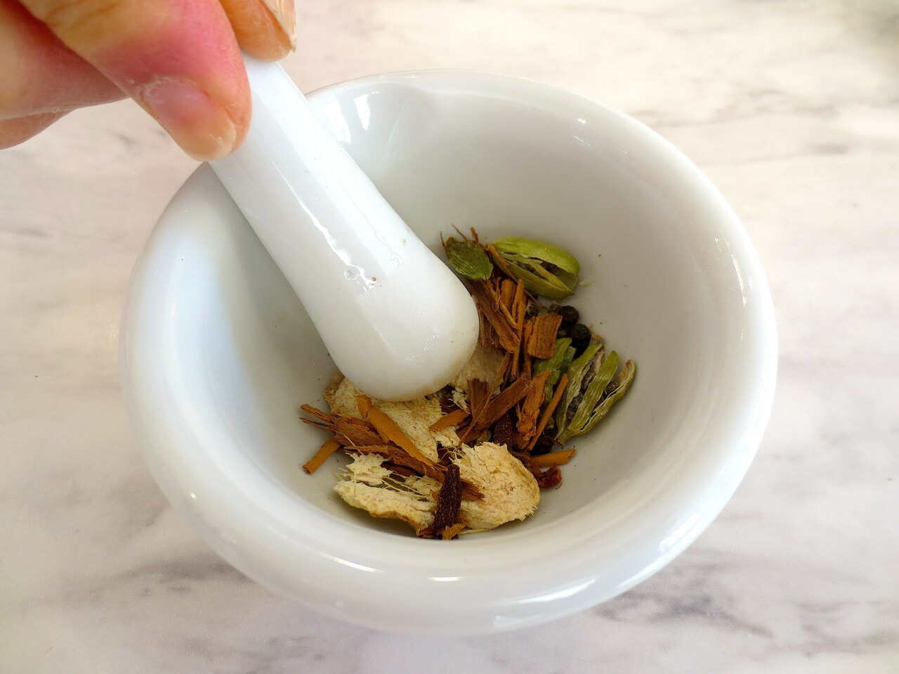 「スパイスチャイ」800円。注文があってから、スパイスを調合し潰す。