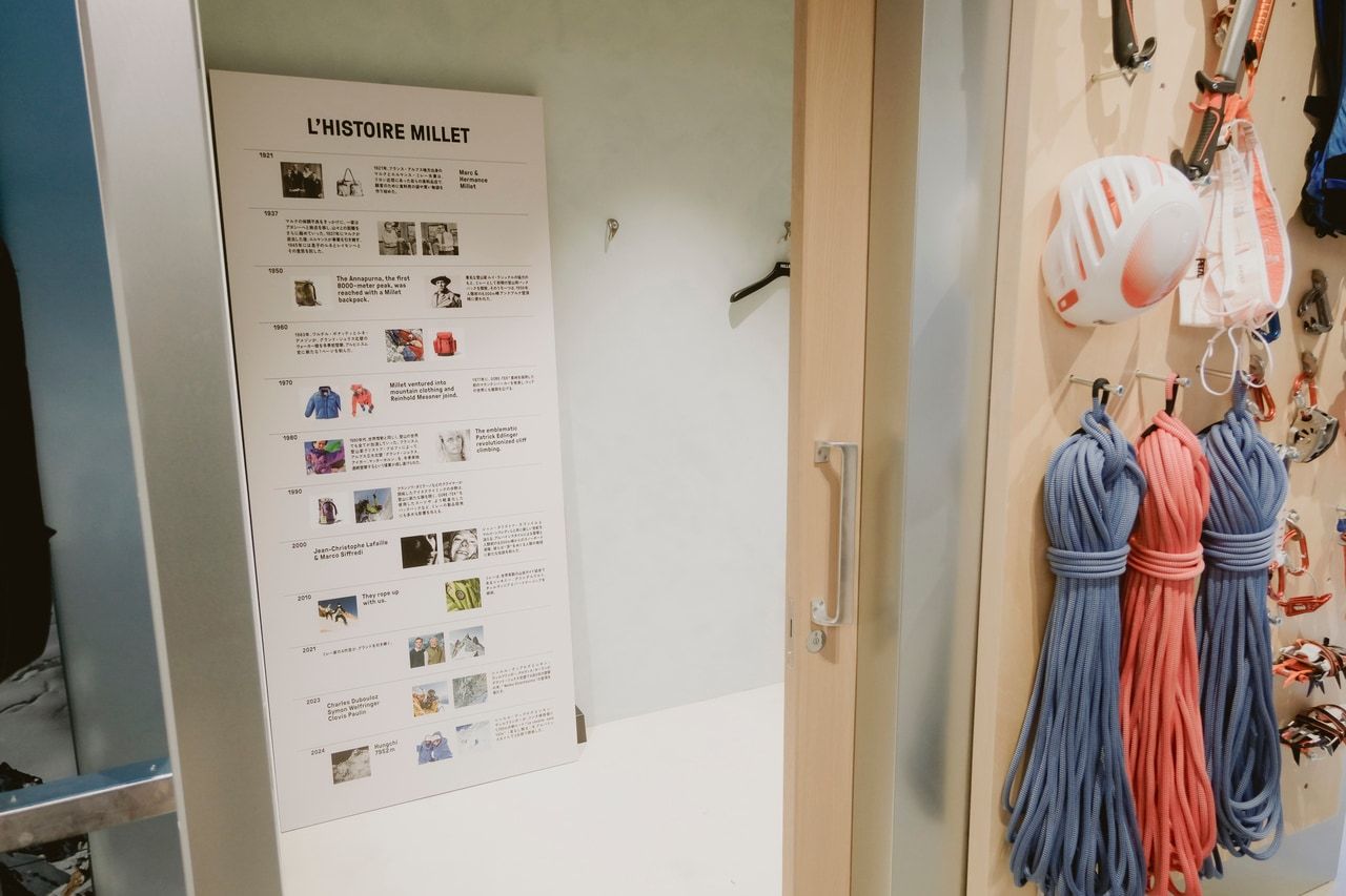 フィッティングルーム内に設置されたヒストリーボード。試着しながらブランドの歴史を追える。