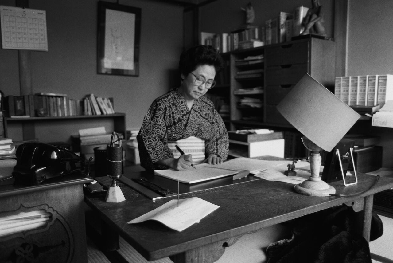 和室の書斎で作業をする佐藤愛子さん。
