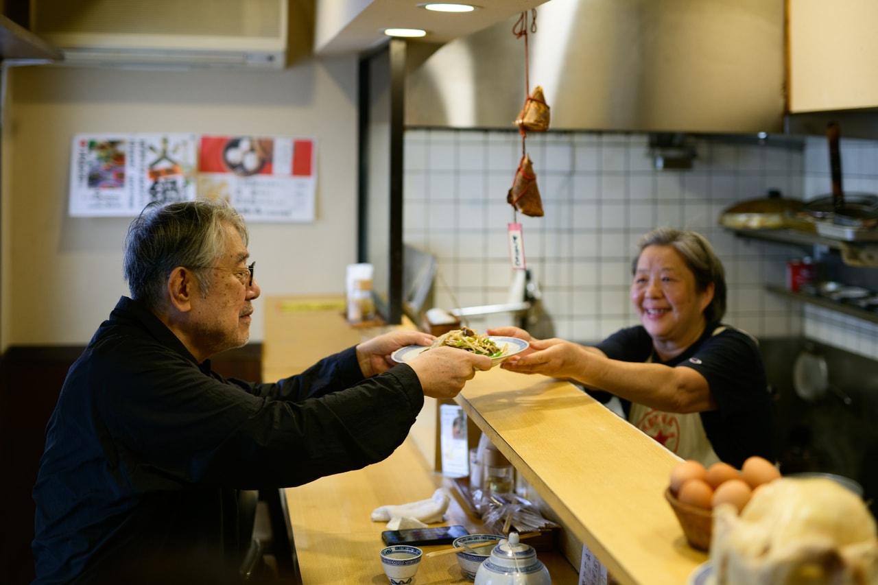 華僑二世である呉杏芳さんは家族の故郷・広東の家庭料理をつくっている。