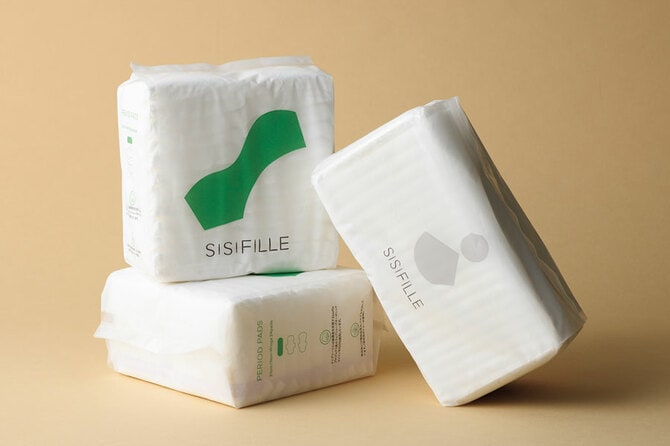 フェアトレードのオーガニックコットン使用・石油由来の吸収性ポリマー不使用。パッケージにはバイオマス由来の原料を80％配合。ナプキンも環境負荷が小さいものを。SISIFILLE ピリオドパッド 21cm 24個入り 715円、同23.5cm 20個入り 825円／パノコトレーディング