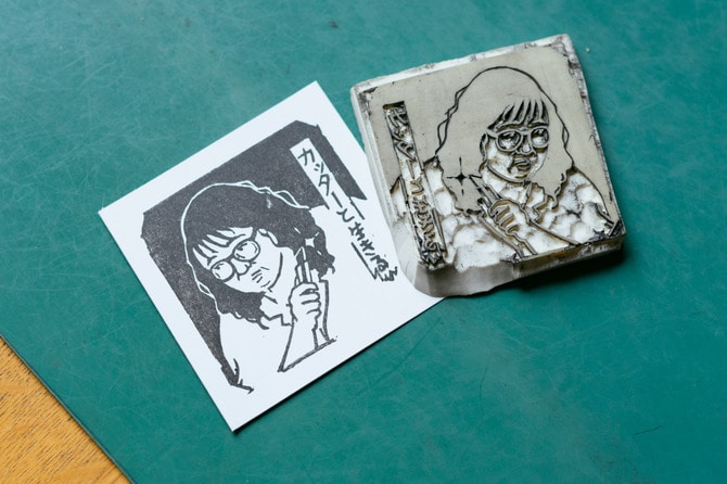 青森出身のナンシーさんは同じく青森出身の版画家・棟方志功を敬愛。子供の頃「棟方志功記念館」でドキュメンタリービデオを鑑賞、よくモノマネをしていたとか。
