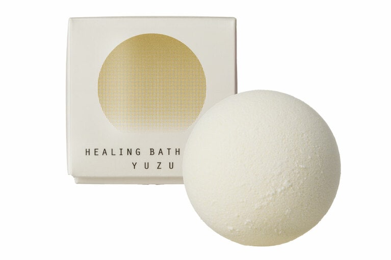 冬至から着想を得たYuzu〈ユズ〉シリーズの中の1品。きめ細かい泡が全身を包みこむ感触を楽しめる炭酸バスボール。ゆずとオレンジにローズマリーが加わった、さわやかだけどあたたかみもある香りが気分をリフレッシュ。サンゴ由来の天然鉱物、サンゴライトはカルシウムやマグネシウムを含み、肌のうるおいをサポートする。オサジ ヒーリング バスボール Yuzu〈ユズ〉 1個 1,650円／OSAJI（12月3日数量限定発売）