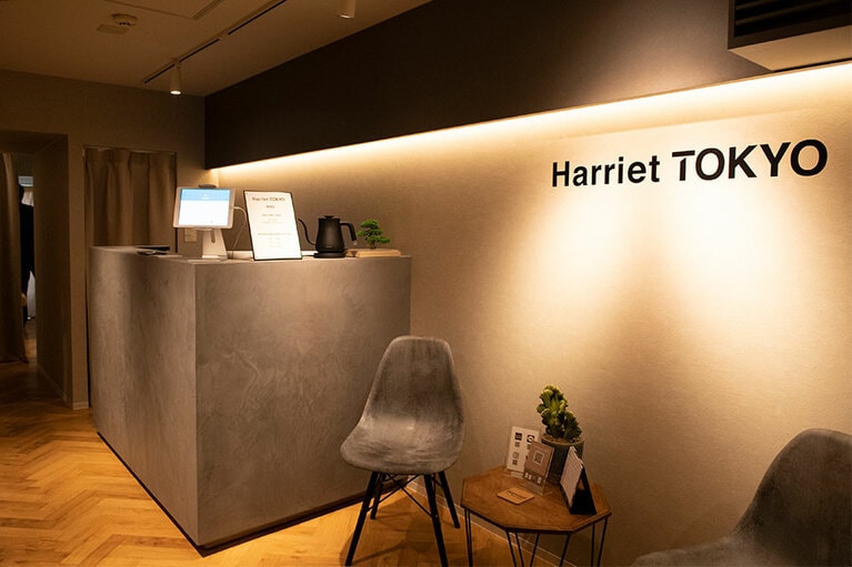 カウンターは、ベルギー製のモールテックスという左官塗材を採用。高級ホテルのような設いだ。