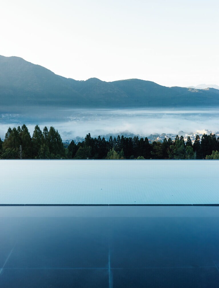 山越しの街並み、その向こうに山とダイナミックな眺望。（ENOWA YUFUIN　大分）