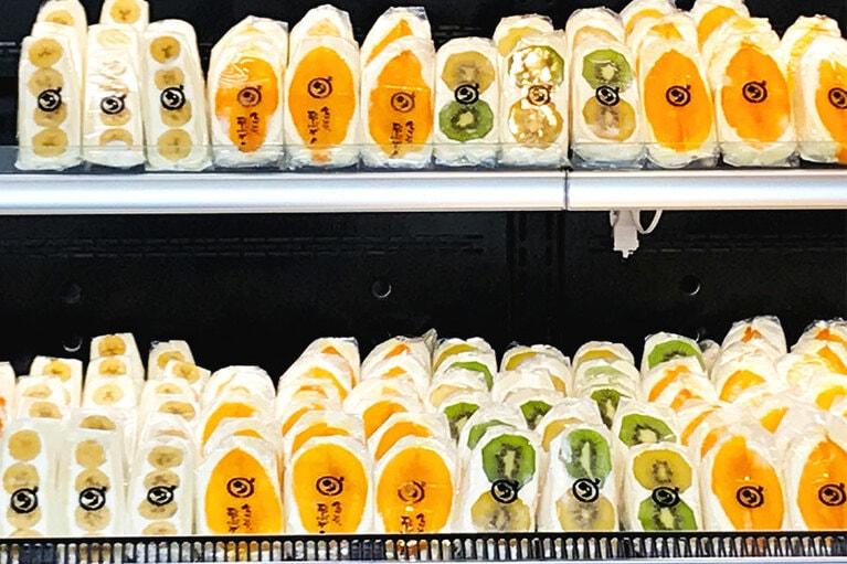 断面が並ぶ様はアート！　商品は飛ぶように売れ、あっという間になくなっていく。