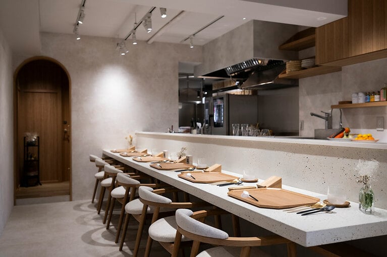 室岡さんの雰囲気そのままの気品ある店内。