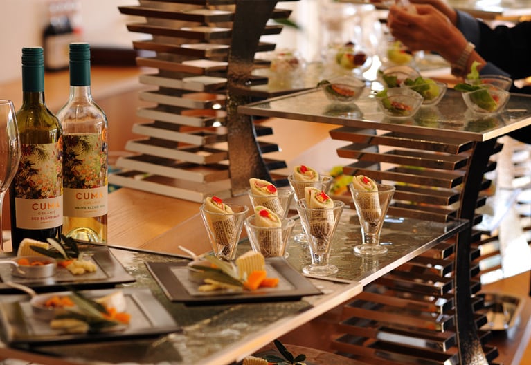 アフタヌーンティーやカクテルなどを楽しめ、夕暮れにはフリーフローのワインが人気。