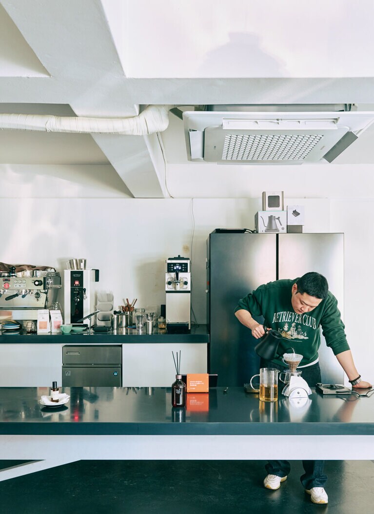 日本へ何度も旅している親日家の店主、ジョンバムさん。